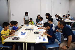 スポイトロケットを工作する子供たち