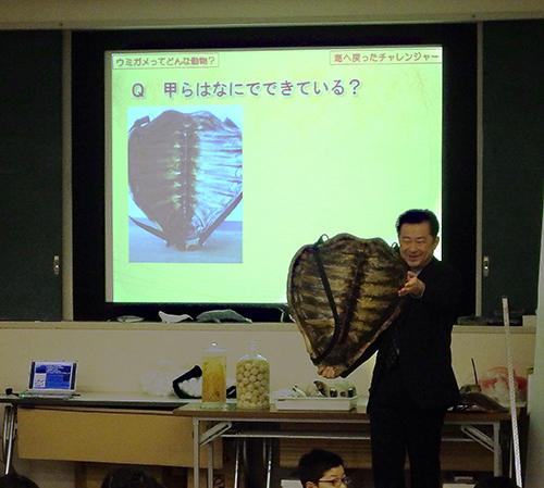 標本やクイズも交えた松沢先生の授業