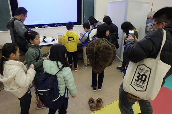 甲羅の標本を背負っての記念撮影は大盛況